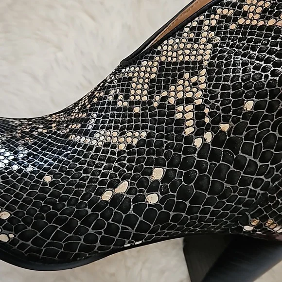 *SOLD* Paolo Westly Black Platinum Snake Print Leather Booties, size 6, NEW, NWB - Picture 13 of 16